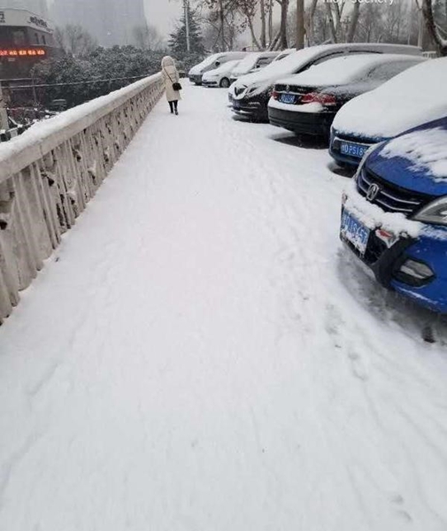 河南降雪降温，居民用空气源热风机取暖，室内温暖如春